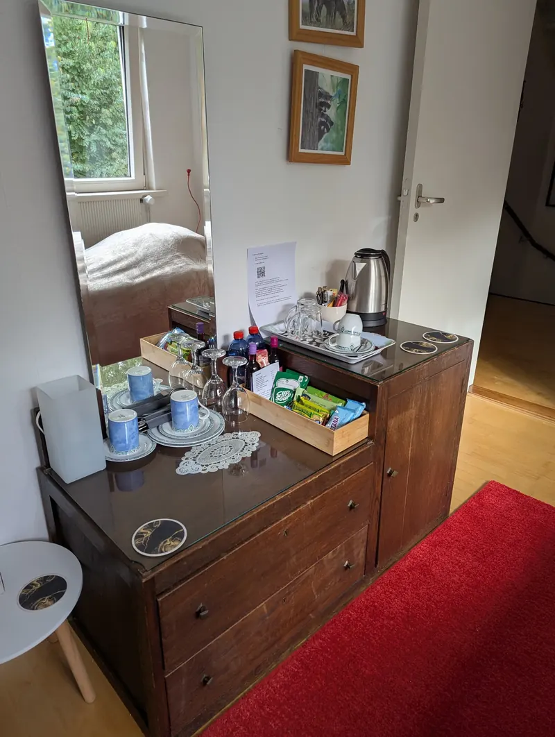 Koffie, thee, servies en een waterkoker op de kamer