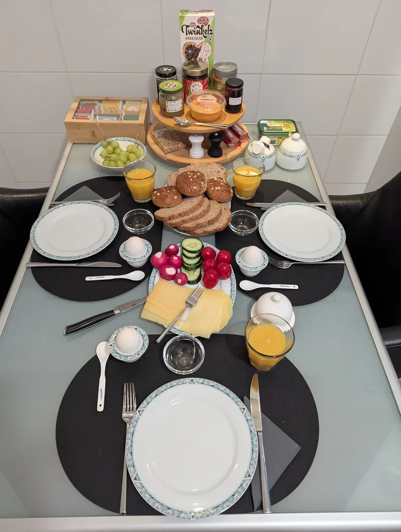 Tafel met een uitgebreid ontbijt voor gasten